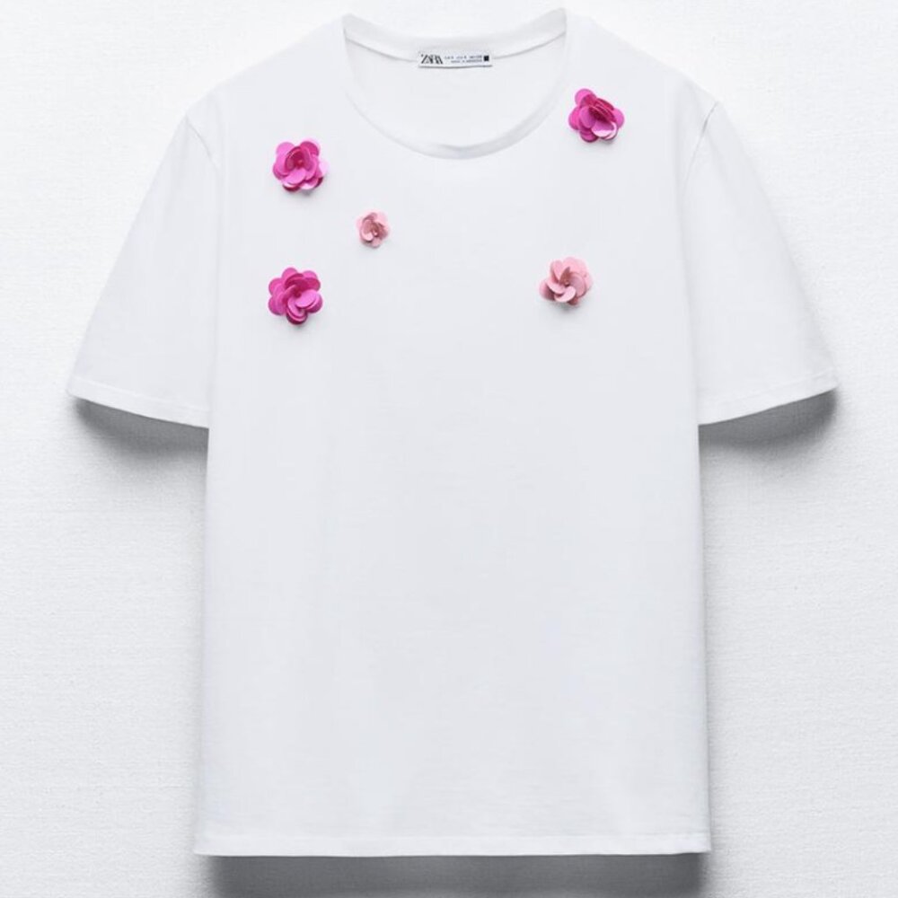 🌸 ZARA White Tee with 3D Floral Appliqués - New🌸‎